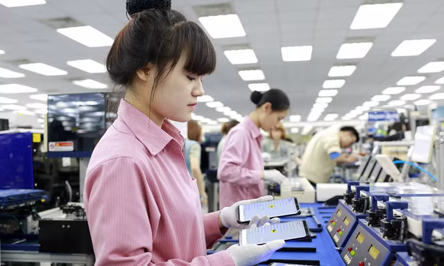 Lao động nữ làm việc tại nhà máy Samsung phản ánh gặp nhiều vấn đề về sức khỏe. ảnh minh họa
