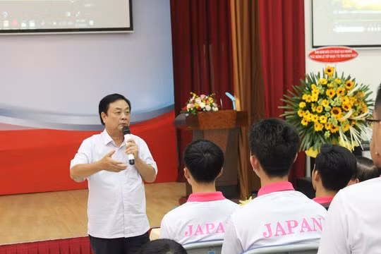 Bí thư Tỉnh ủy Đồng Tháp động viên du học sinh đang cách ly tại tỉnh