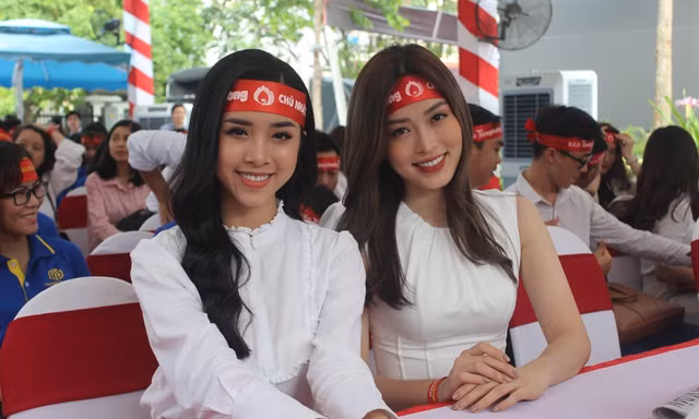 Á hậu Phương Nga và Á hậu Thúy An rạng ngời trong ngày hội hiến máu
