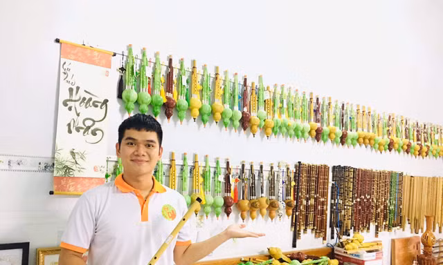 Nhờ đam mê, chàng trai này đã đưa mặt hàng sáo trúc của mình sang tận Nhật Bản