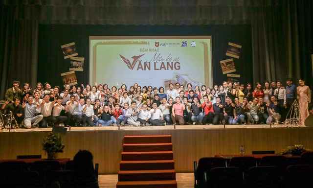 Đêm nhạc kết nối các thế hệ cựu sinh viên 