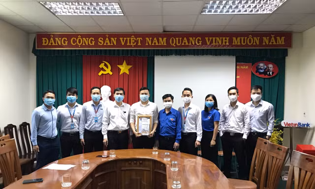 Tỉnh Đoàn Bình Phước khen thưởng cho 5 cặp đôi hoãn cưới chống dịch