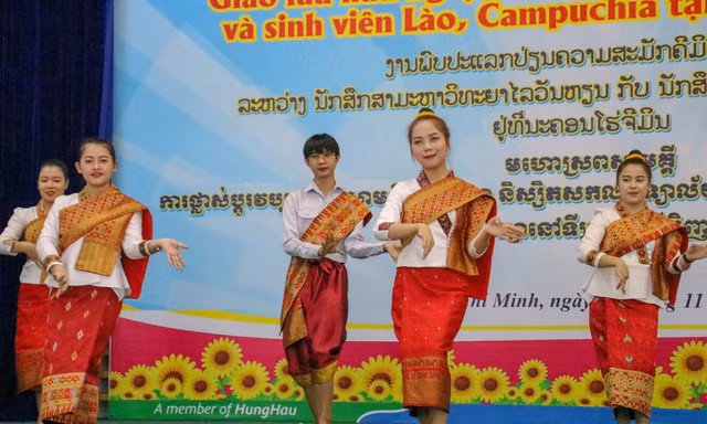 Giao lưu với sinh viên Lào và Campuchia