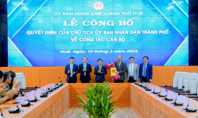 Công bố quyết định của Chủ tịch UBND thành phố Huế về công tác cán bộ