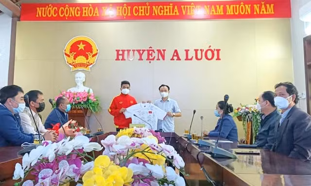 Cầu thủ U23 Việt Nam Hồ Thanh Minh tặng lại chiếc áo đấu có chữ ký các thành viên U23 Việt Nam cho quê hương A Lưới, TT-Huế (ảnh HP)