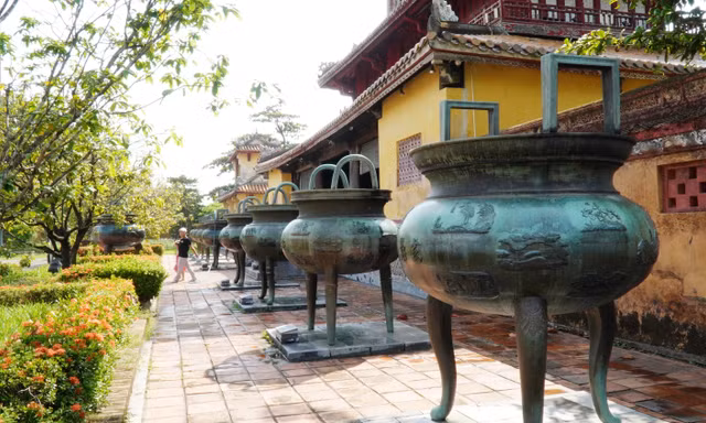 Báu vật Cửu đỉnh bên trong Hoàng thành Huế, sau lưng Hiển Lâm các.