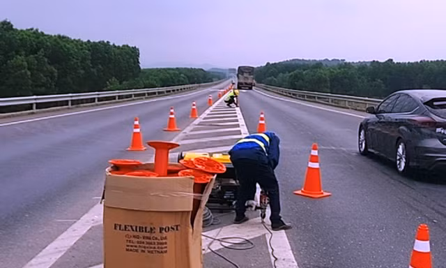 Thi công điều chỉnh bổ sung hệ thống an toàn trên cao tốc Cam Lộ - La Sơn