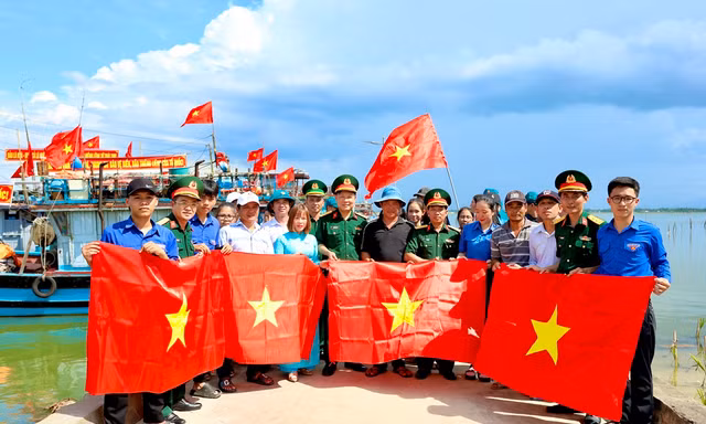 Tuổi trẻ cả nước hướng về biển, đảo và môi trường