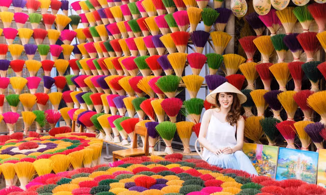 Giới trẻ mê mẩn chụp ảnh ở làng trầm hương nổi tiếng xứ Huế 
