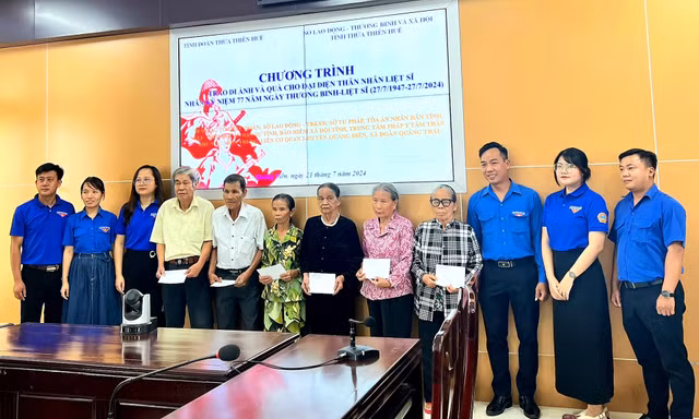 Xúc động trao di ảnh liệt sĩ được phục dựng cho nhiều gia đình tại Thừa Thiên-Huế