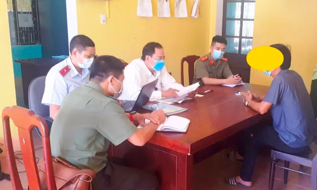 Lực lượng chức năng làm việc với người mạo danh nhân viên Hue-S gọi điện thoại uy hiếp, đe dọa người khác (ảnh Sở TT&TT)