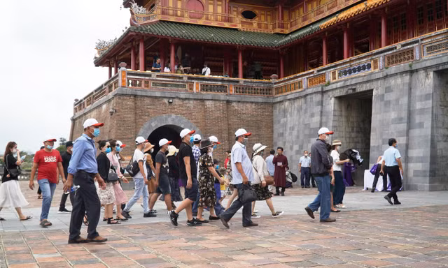 Du khách nườm nượp tham quan Đại nội Huế vào chiều 30/4.