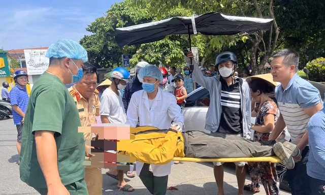 Shipper bất ngờ ngã vật xuống đường giữa nắng nóng, mặt bê bết máu