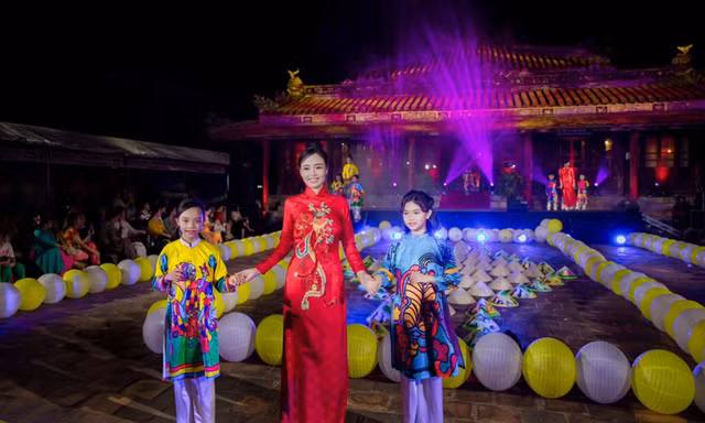 Muôn sắc áo dài truyền thống lộng lẫy giữa di sản Huế
