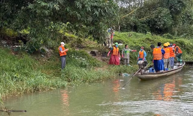 Vụ xe chở rác lao xuống sông Hương: Đã phát hiện được hai thi thể công nhân môi trường 