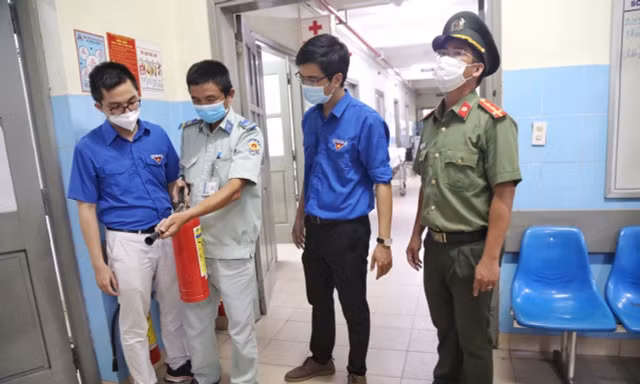 Thanh niên phòng, chống tội phạm trong bệnh viện