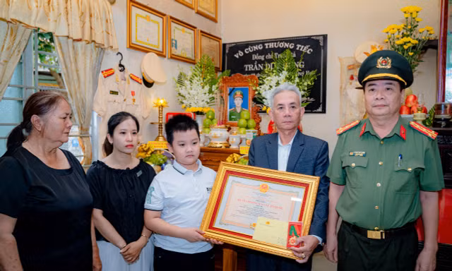 Truy tặng Huân chương Bảo vệ Tổ quốc cho phó trưởng công an phường hy sinh khi làm nhiệm vụ