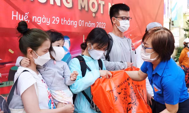 Chuyến tàu ấm áp nghĩa tình về đến ga Huế
