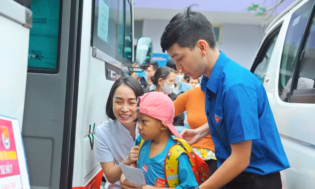 Tổ chức 7 chuyến xe yêu thương đưa bệnh nhân từ Huế về quê ăn Tết