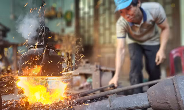 Làng nghề rèn ở phố cổ Bao Vinh đỏ lửa hơn 100 năm