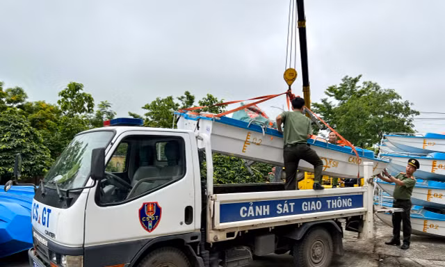 Bộ Công an trang cấp 40 xuồng máy cho Công an TT-Huế