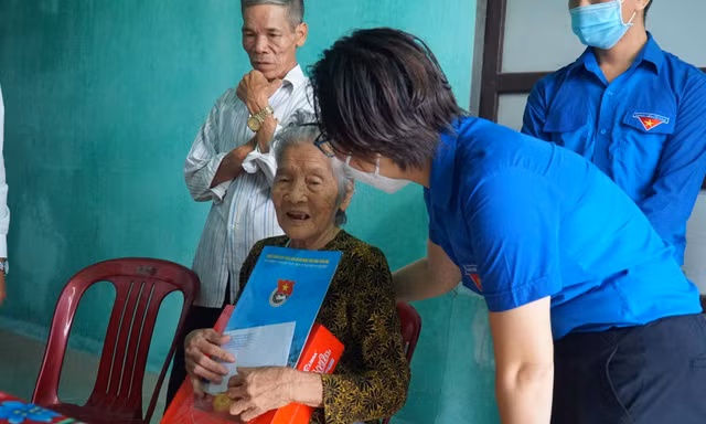 Thăm, tặng quà Mẹ Việt Nam Anh hùng tại TT-Huế nhân Ngày truyền thống Hội LHTN Việt Nam