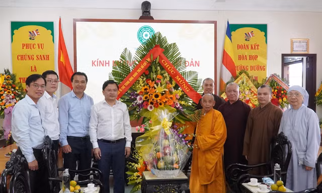 Bí thư thứ nhất T.Ư Đoàn thăm, chúc mừng lễ Phật đản tại Huế