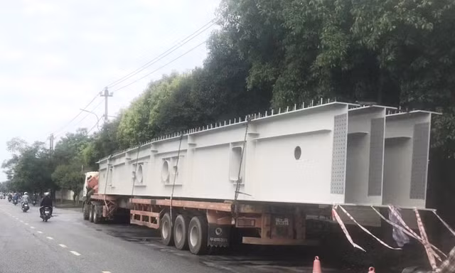 Ô tô đầu kéo chở dầm cầu dài gần 23 mét ‘diễu phố’ tại Huế