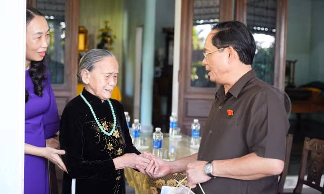 Phó chủ tịch Quốc hội dâng hương tại nghĩa trang liệt sĩ TP.Huế