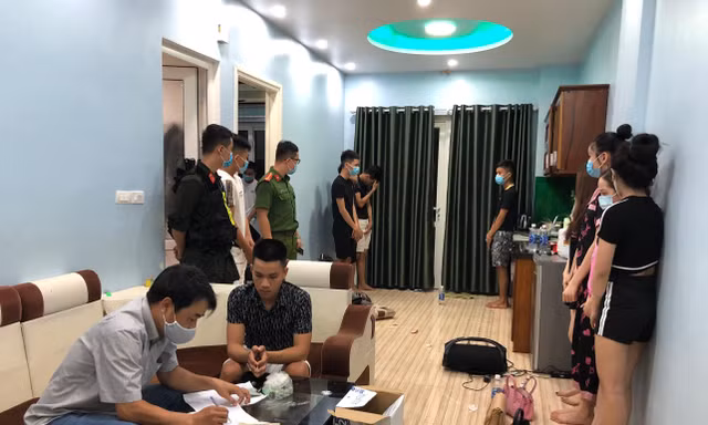 Phát hiện quả tang nhóm nam nữ thanh niên tụ tập tại căn hộ chung cư để "phê" ma túy.