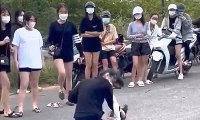 Hai nữ sinh Huế lao vào 'quyết đấu' giữa phố rồi… bắt tay làm hòa