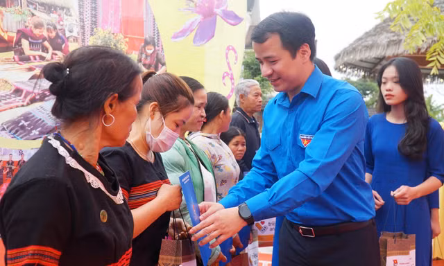 Ra quân cao điểm tình nguyện chung tay xây dựng nông thôn mới tại miền núi A Lưới 