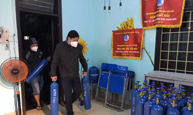 Tập kết bình oxy về Huế hỗ trợ bệnh nhân mắc COVID-19 điều trị tại nhà