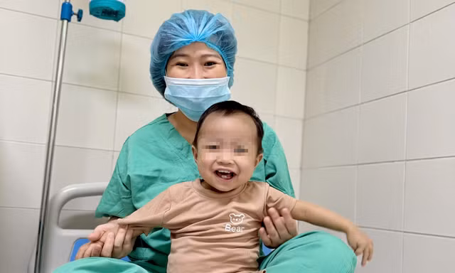 Giám đốc Bệnh viện Trung ương Huế nói về ‘kỳ tích’ ghép gan cho bệnh nhi nhỏ tuổi nhất