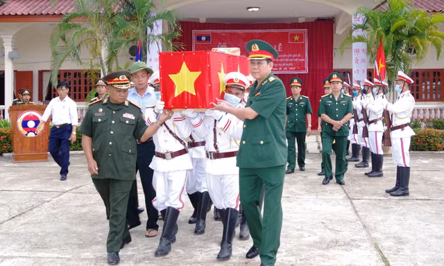 Đón nhận nhiều hài cốt liệt sĩ hy sinh tại Lào về quê hương