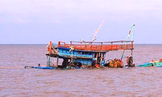 Tàu cá TT-Huế bị tàu hàng nước ngoài đâm, 12 ngư dân rơi xuống biển