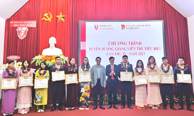 Đoàn Thanh niên Đại học Huế vinh danh, tuyên dương 13 giảng viên trẻ tiêu biểu