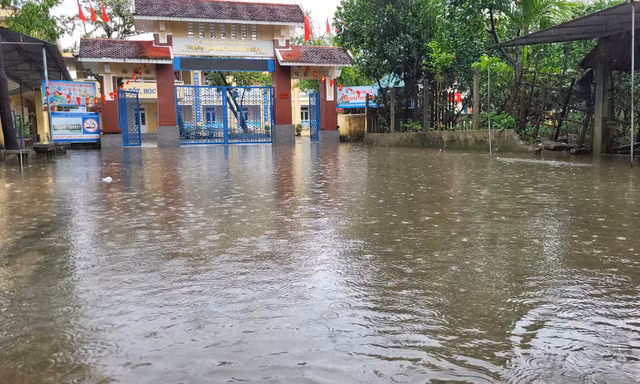 Nhiều vùng còn ngập lụt, hàng nghìn học sinh tại Thừa Thiên-Huế chưa thể đến trường