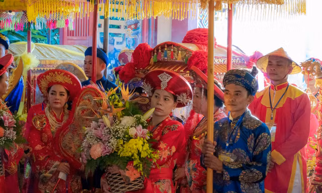 Độc đáo nghi thức rước Thánh Mẫu bằng thuyền rồng trên sông Hương