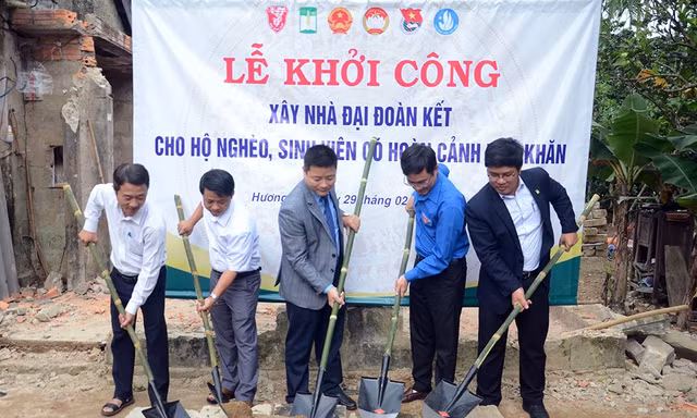 Tuổi trẻ Đại học Huế xây nhà nhân ái tặng gia đình sinh viên khó khăn