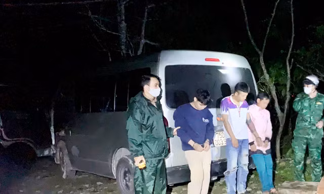 Bất ngờ bên trong ô tô khách 16 chỗ bị Biên phòng chặn bắt trên đường