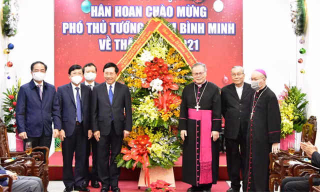 Phó Thủ tướng Thường trực Chính phủ Phạm Bình Minh tặng hoa chúc mừng giáng sinh và năm mới 2022