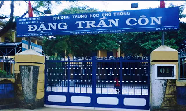 Phê bình hiệu trưởng yêu cầu học sinh đi lao động nếu không tham gia dã ngoại có đóng phí