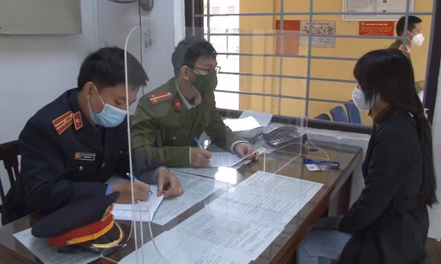 Đối tượng Trần Thị M.T (bìa phải) tại cơ quan công an.