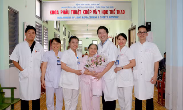 Phẫu thuật ‘giữ chân’ cho bệnh nhân bị tiêu xương bằng kỹ thuật chưa từng có ở Huế