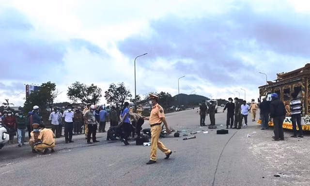 Va chạm với ô tô khi tới công trường, hai anh em thương vong