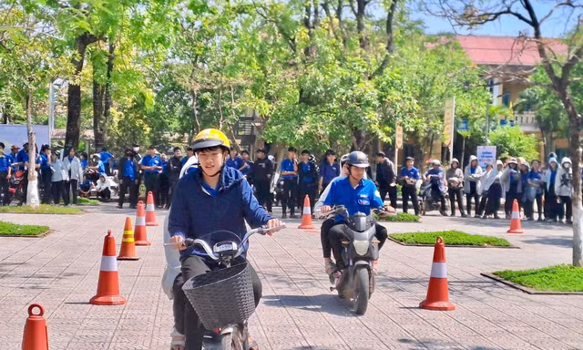 Thanh niên Huế hưởng ứng ngày hội văn hóa giao thông 