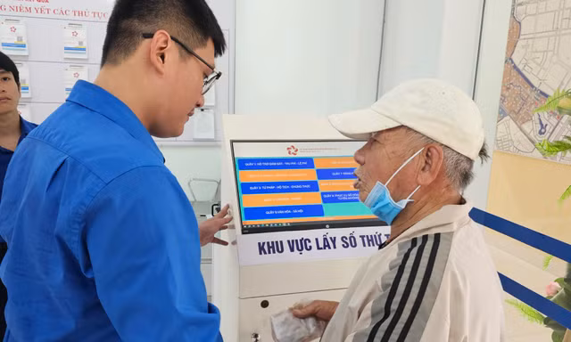 Bất ngờ kết quả giải quyết thủ tục nhanh ngày đầu chính quyền địa phương hai cấp tại Huế