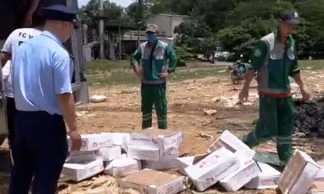 Huế: Tiêu hủy 1 tấn chân gà đông lạnh gắn nhãn nước ngoài, mua trôi nổi trên mạng