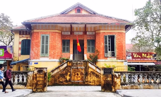 Thuê ‘thần đèn’ di dời biệt thự cổ bên sông Hương